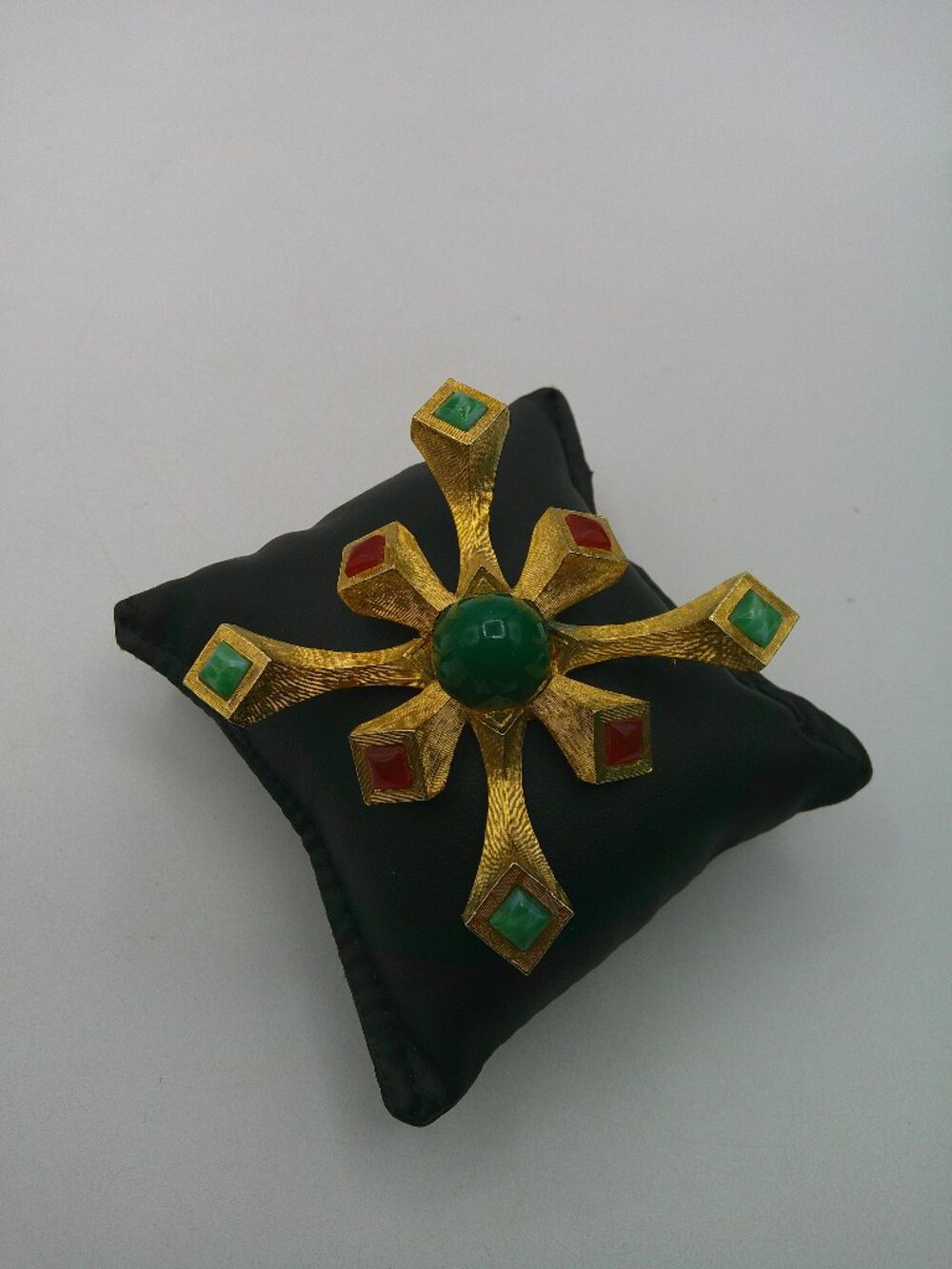 Vtg 1950s Glass Jade Green Cabochon Jeweled Large Maltese Cross Pin Brooch
